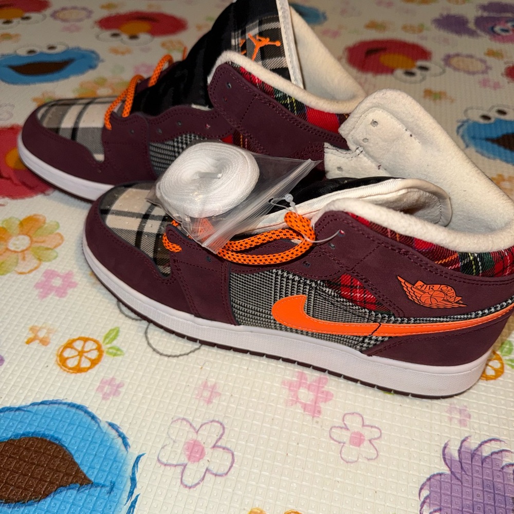 Jordan Air 1 Mid SE (GS) in Night Maroon and Total Orange - Picture 5 of 6